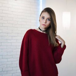Бордовые свитера: с чем носить, модные оттенки