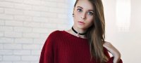 Бордовые свитера: с чем носить, модные оттенки